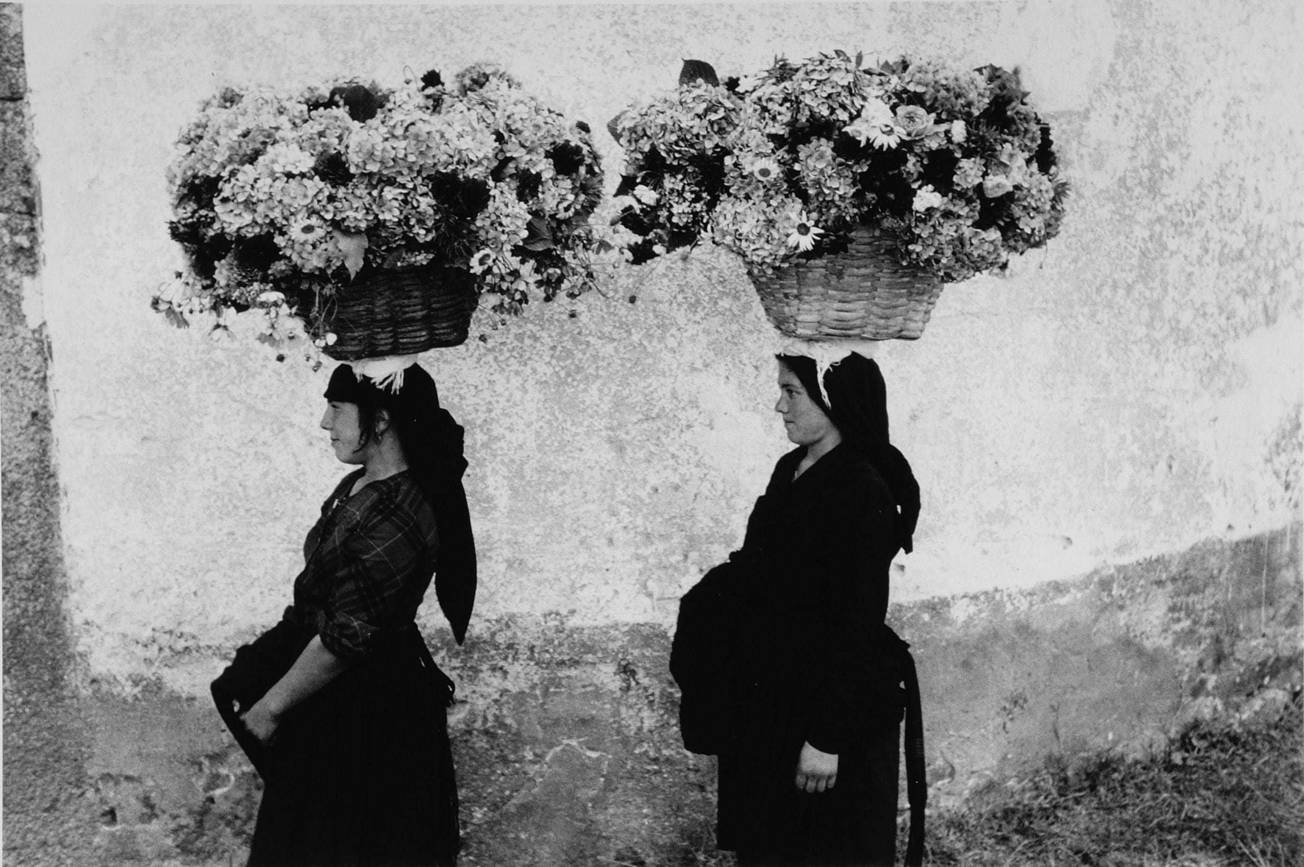 Édouard Boubat Femmes aux fleurs, Portugal 1958 (Paris, 1923 - 1999) 1958 Gelatin silver print Collection of the Akron Art Museum Gift of Kenneth G. Futter 1986.070